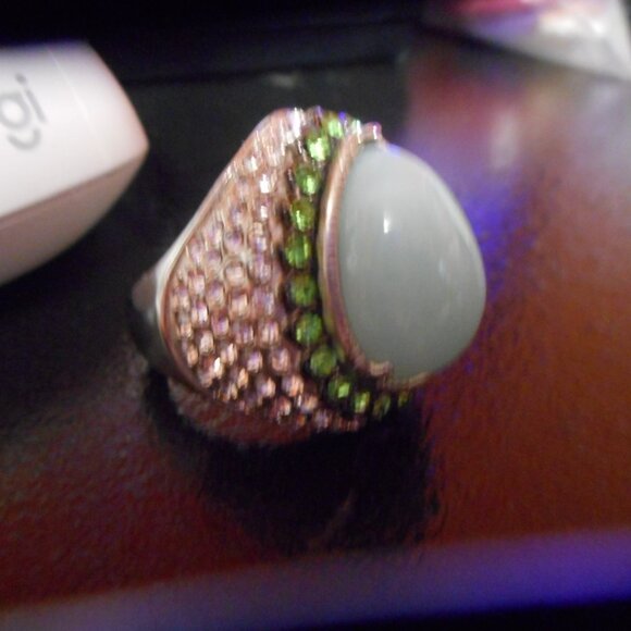Ladies Large Green Domed Rhinestone Ring sz 9 I can't find any markings ... - Picture 6 of 6
